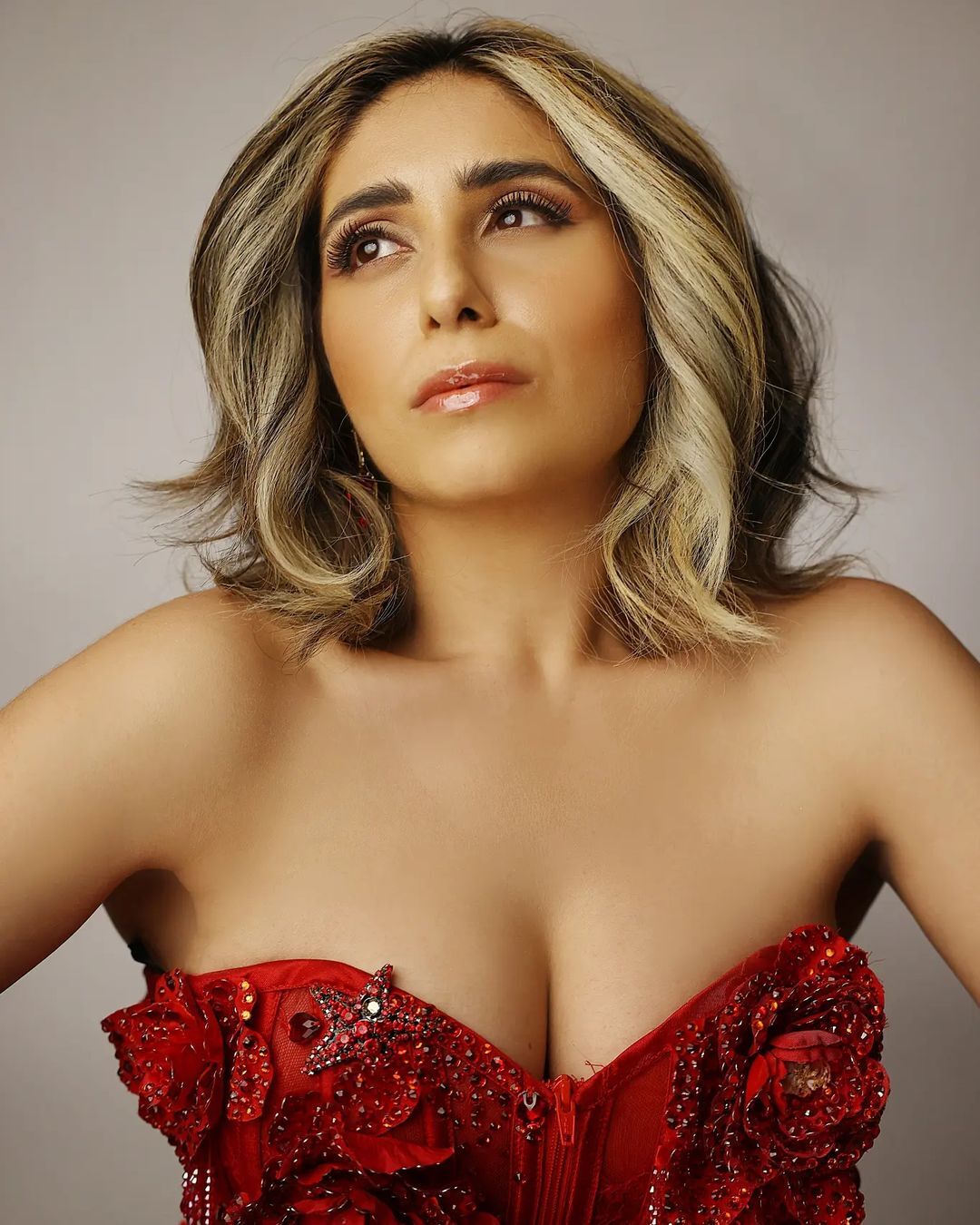 Singer Neha Bhasin Sizzling Photos Goes Viral On Internet
