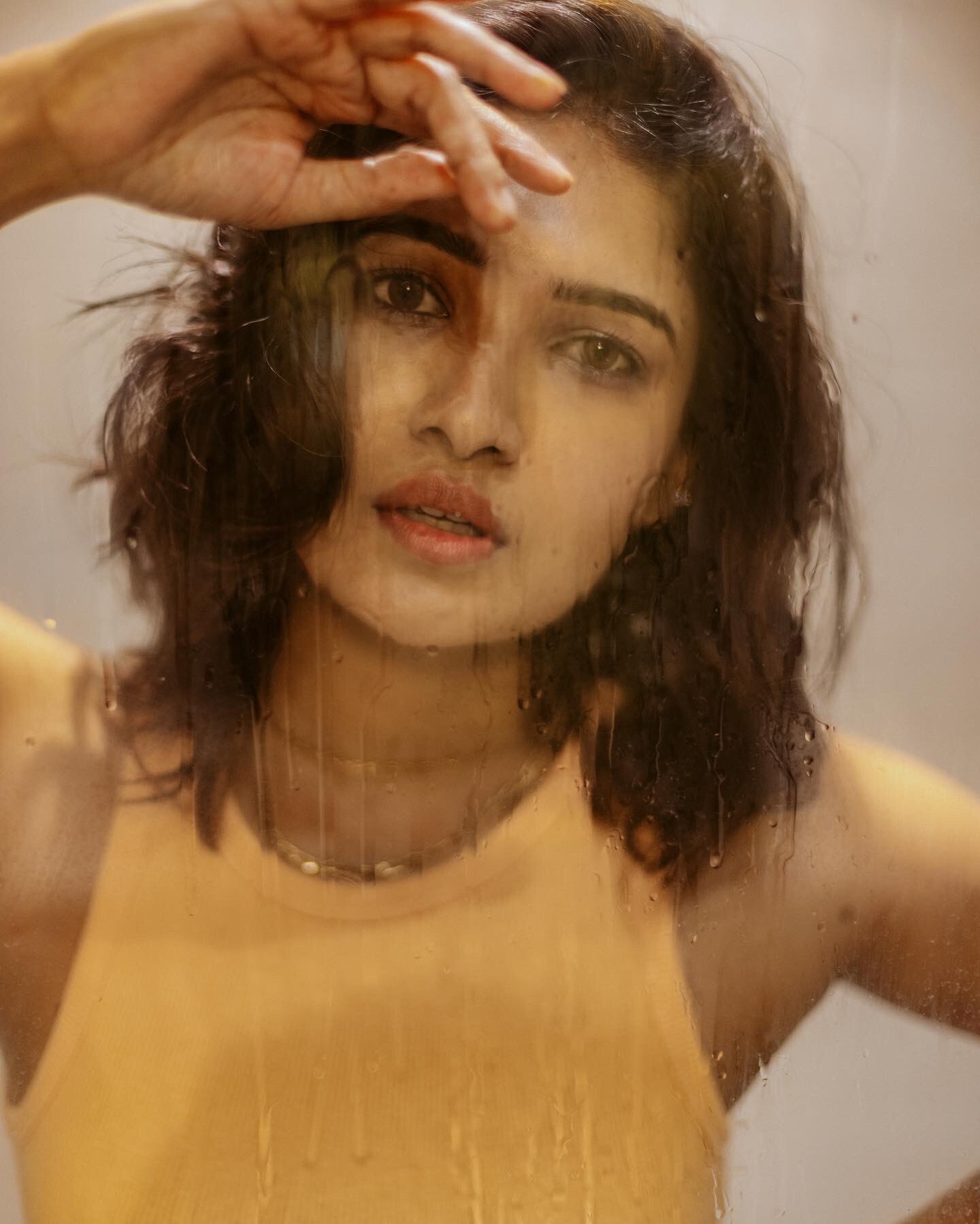 ஒரேயடியாக கவர்ச்சிக்கு தாவிய வாணி போஜன்..குளியலறையில் போட்டோஷூட்!