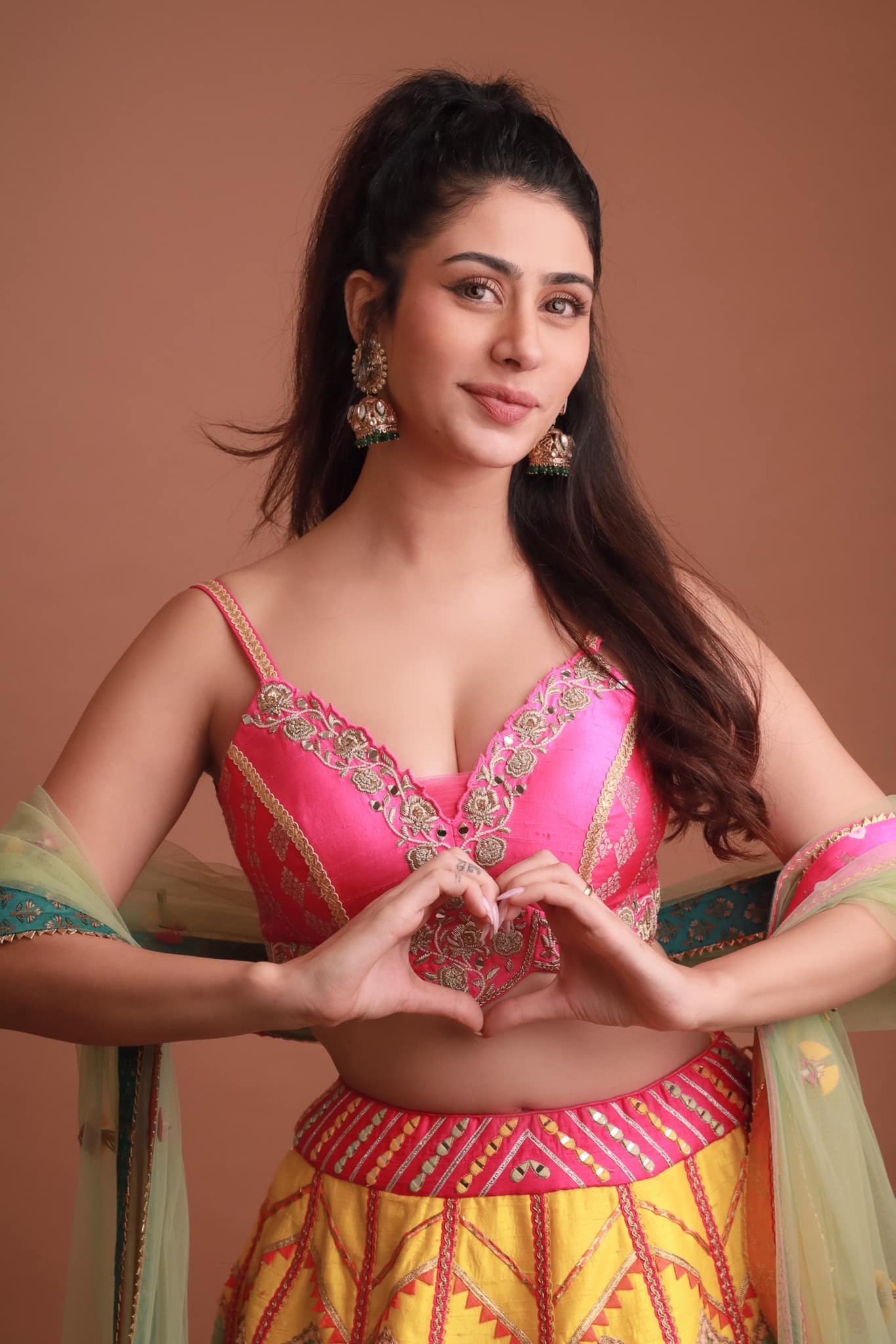 Warina hussain hot pics