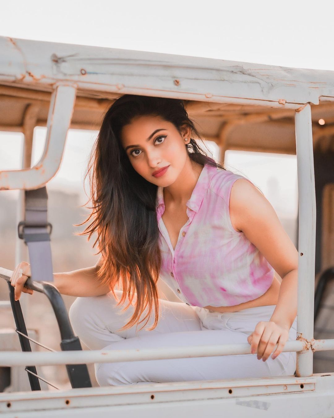 Deepika Pilli: బికినీలో క్యూట్ బ్యూటి దీపిక పిల్లి.. క్లీవేజ్ పిక్స్ తో హాట్ షో