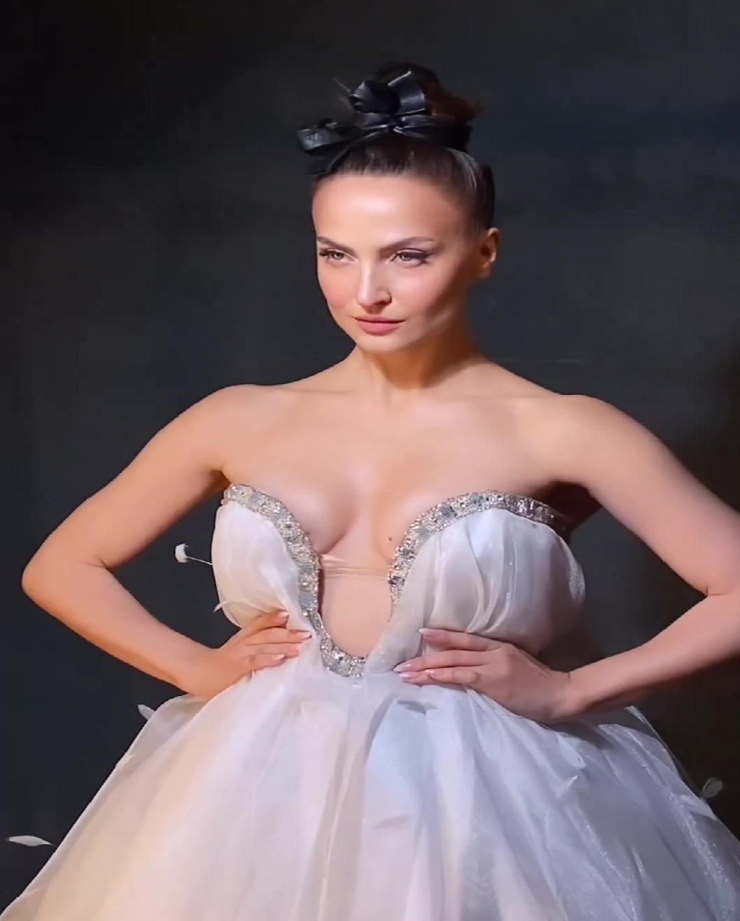 Elli Avram Latest Photoshoot Goes Viral On Internet