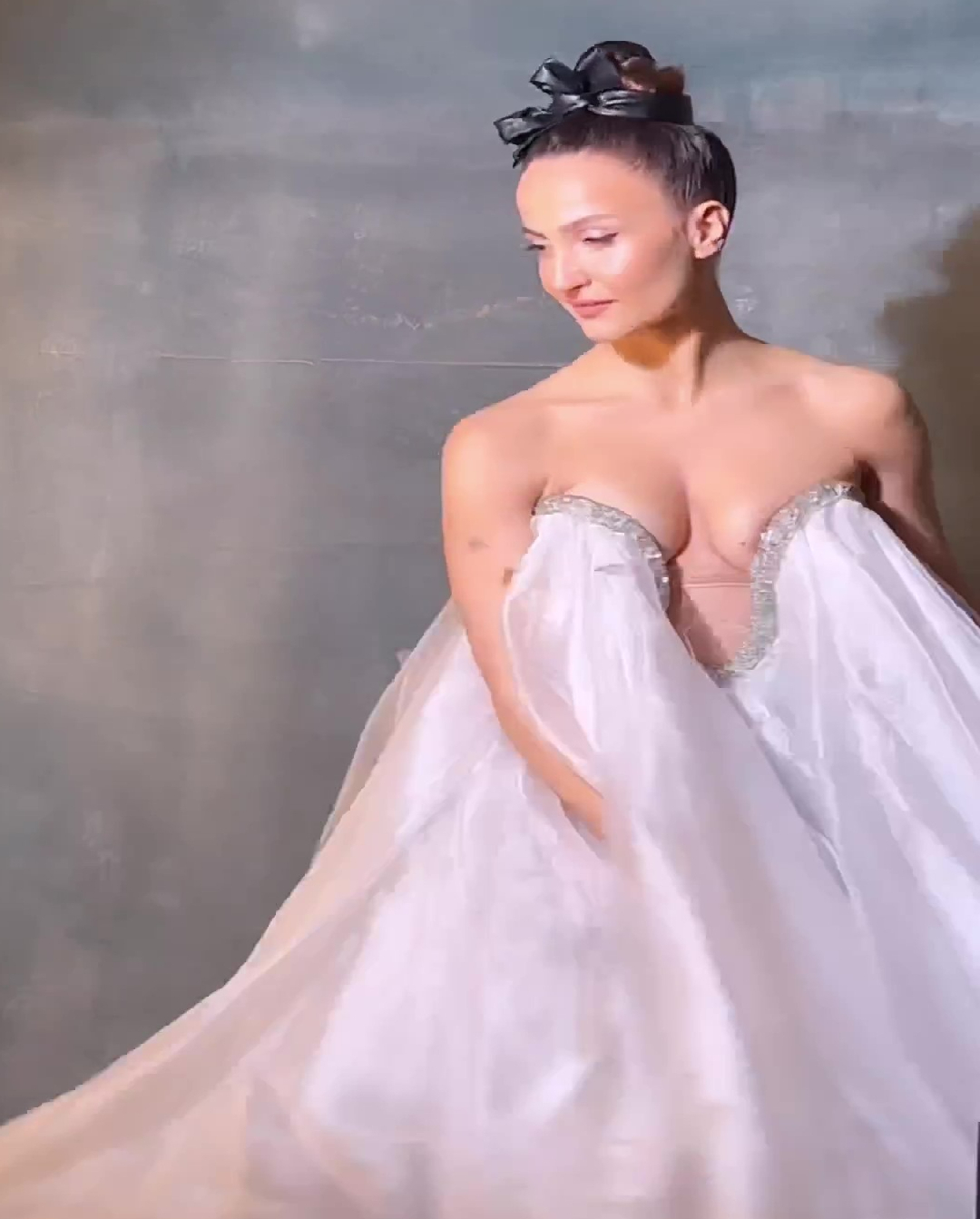 Elli Avram Latest Photoshoot Goes Viral On Internet