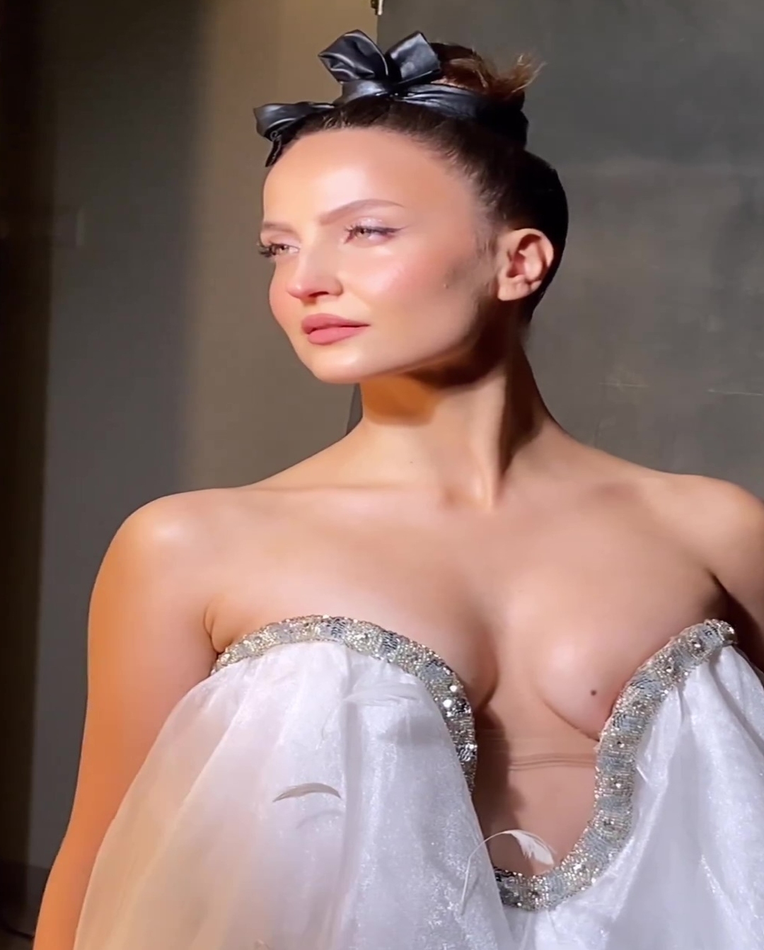 Elli Avram Latest Photoshoot Goes Viral On Internet