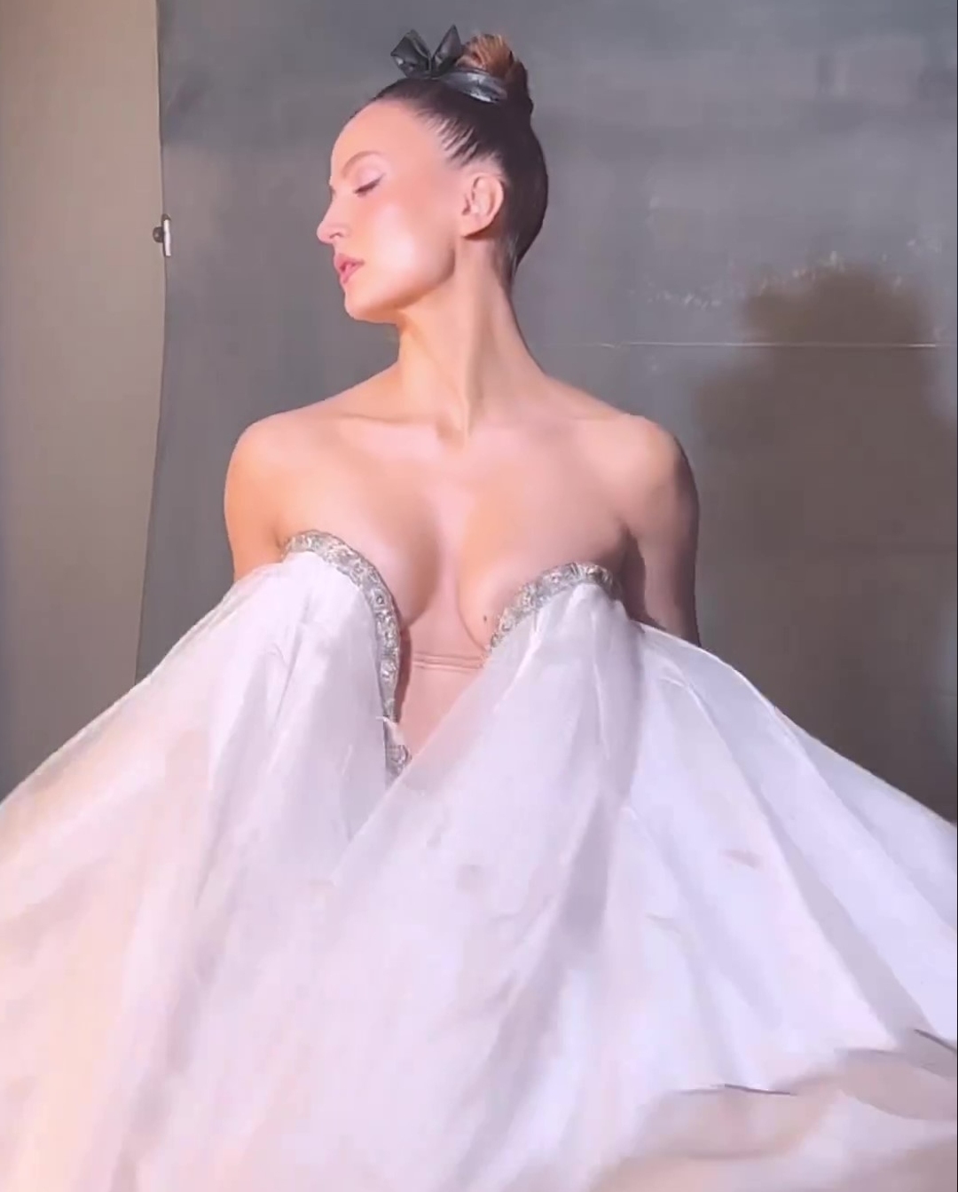 Elli Avram Latest Photoshoot Goes Viral On Internet