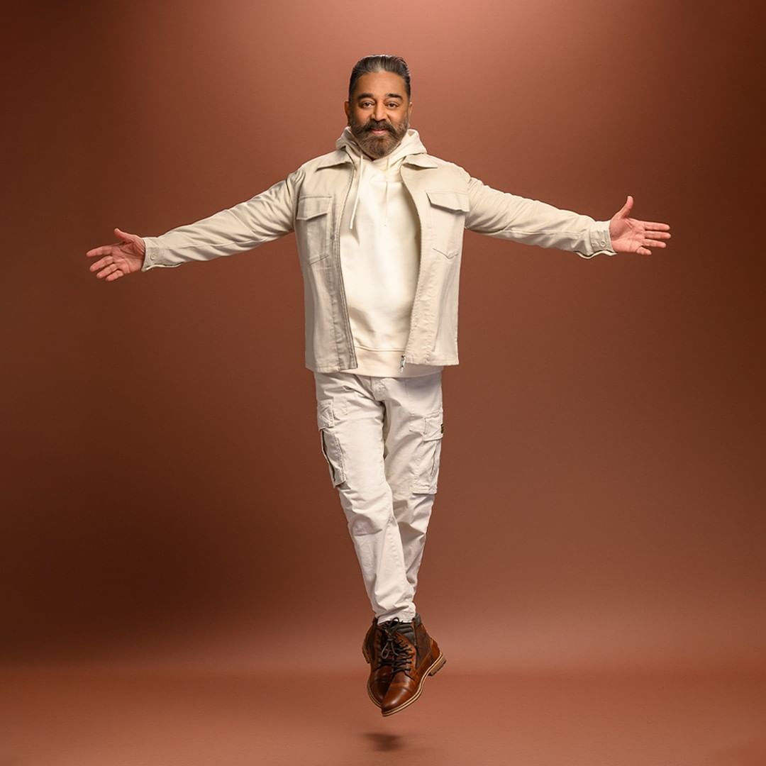 இளம் அழகிகளுடன் கமல்ஹாசன்... கதர் ஆடைகளில் இளமை குறையாத அசத்தல் போட்டோ ஷூட்