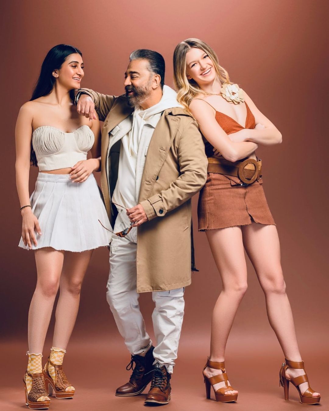 இளம் அழகிகளுடன் கமல்ஹாசன்... கதர் ஆடைகளில் இளமை குறையாத அசத்தல் போட்டோ ஷூட்