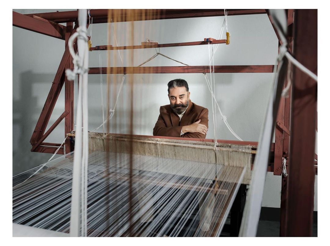 இளம் அழகிகளுடன் கமல்ஹாசன்... கதர் ஆடைகளில் இளமை குறையாத அசத்தல் போட்டோ ஷூட்