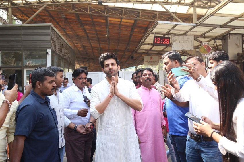 Actor Kartik Aaryan Took Blessings of Lord Ganesha on his Birthday at Siddhivinayak temple