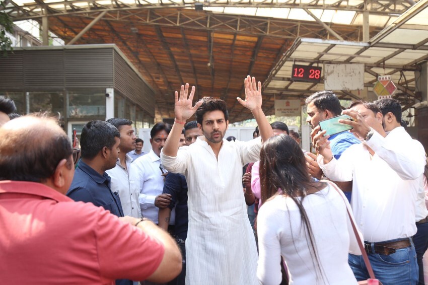 Actor Kartik Aaryan Took Blessings of Lord Ganesha on his Birthday at Siddhivinayak temple