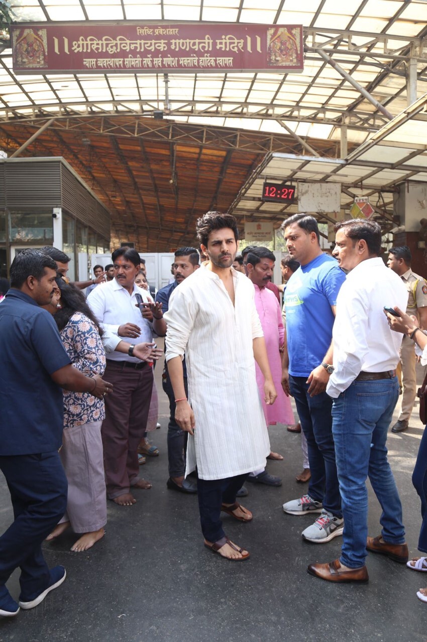 Actor Kartik Aaryan Took Blessings of Lord Ganesha on his Birthday at Siddhivinayak temple
