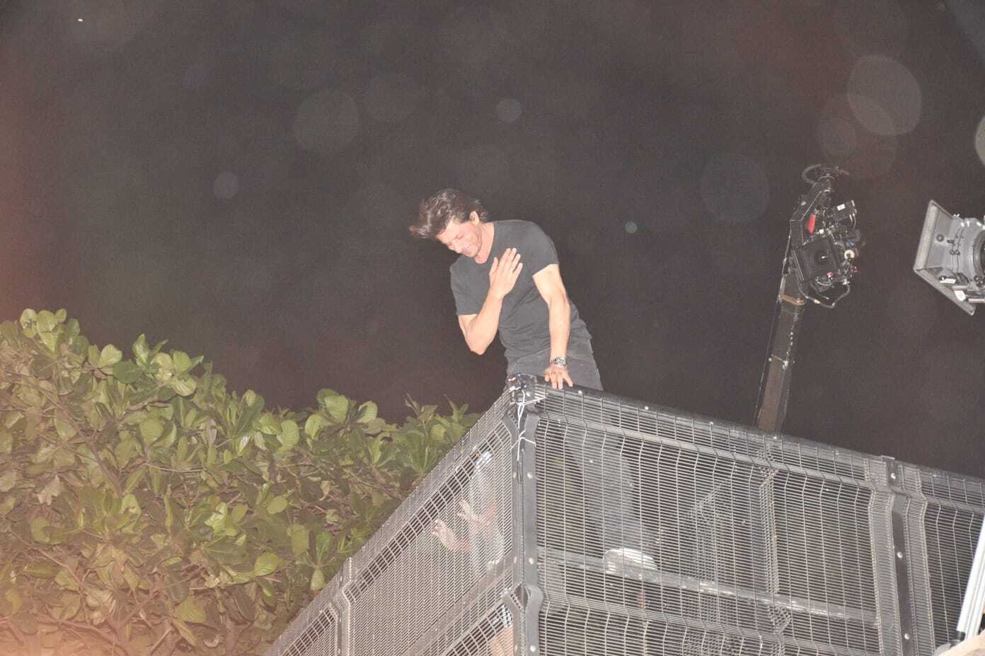 Shah Rukh Khan Waves to to His Fans From Mannat
