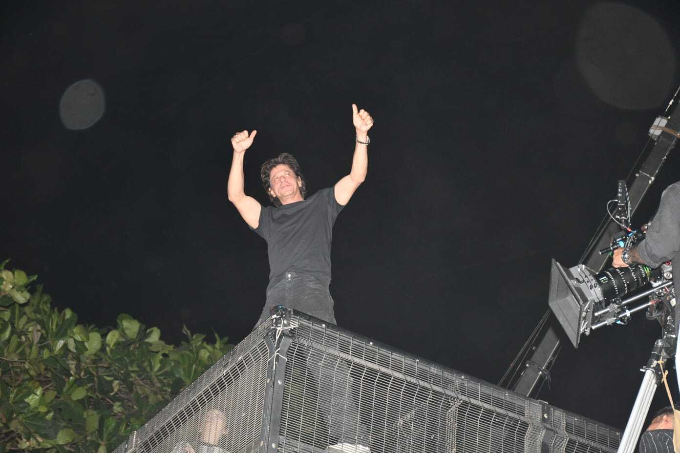 Shah Rukh Khan Waves to to His Fans From Mannat