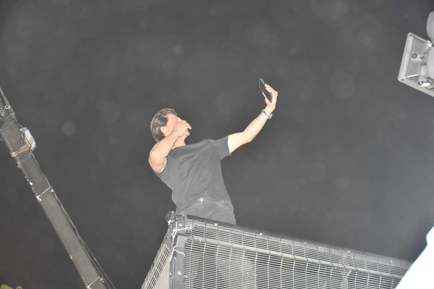 Shah Rukh Khan Waves to to His Fans From Mannat