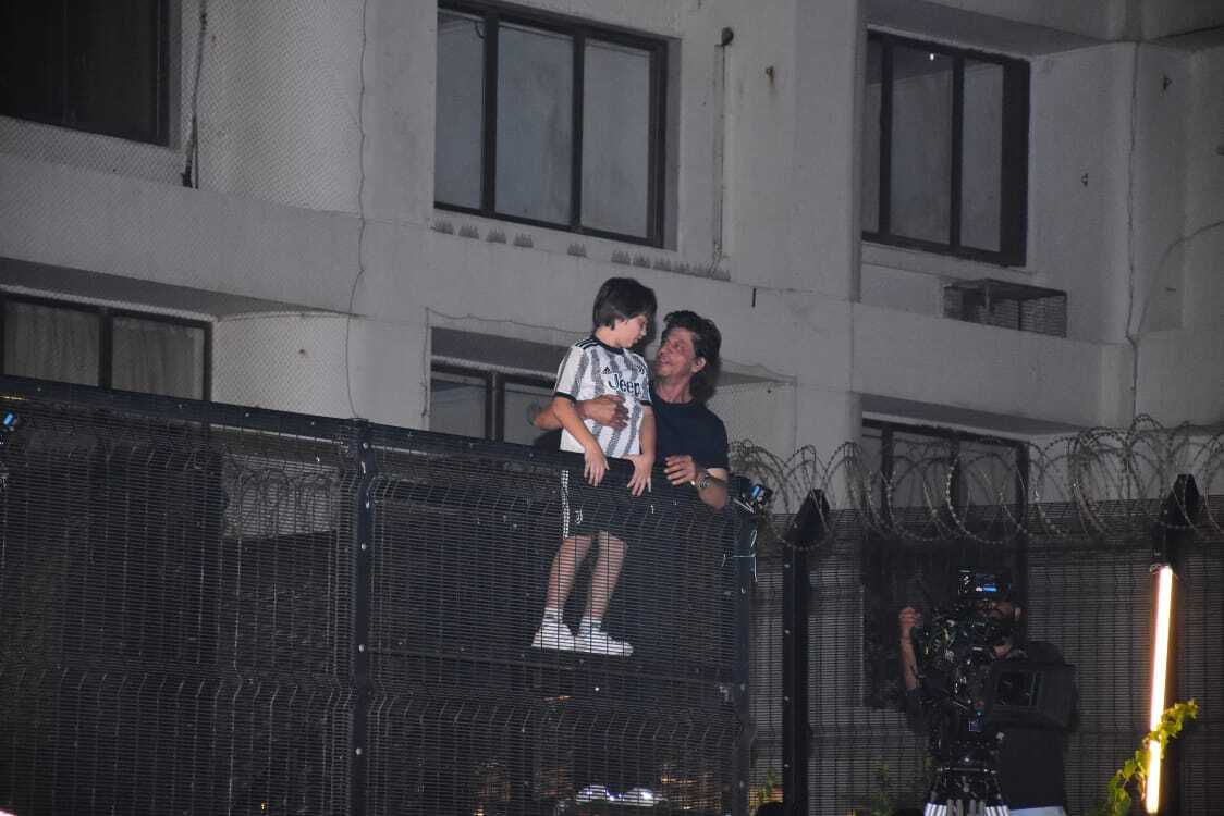 Shah Rukh Khan Waves to to His Fans From Mannat
