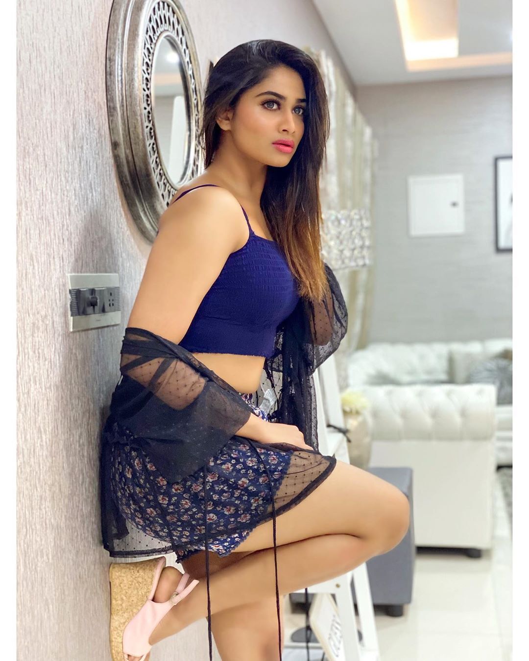 என்னம்மா அங்கே ஏறி உக்காந்து இருக்க...ஷிவானியை பார்த்து உருகும் ரசிகாஸ்!