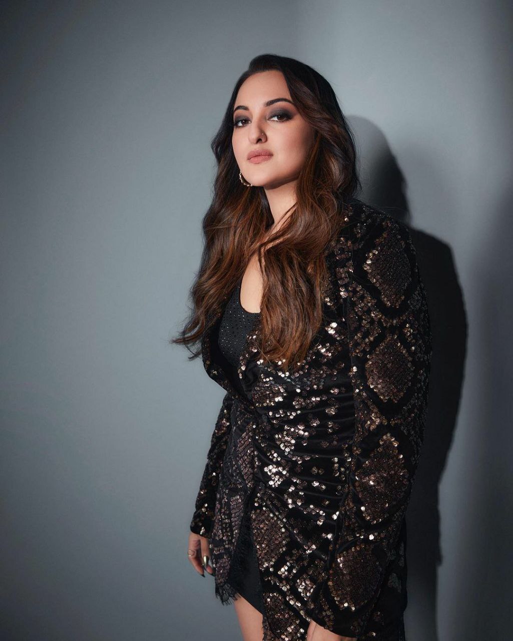 Sonakshi Sinha: పర్ఫెక్ట్ గ్లామర్ తో సర్‌ప్రైజ్‌ ఇస్తున్న దబాంగ్ హీరోయిన్.. స్టన్నింగ్ లుక్స్ వైరల్