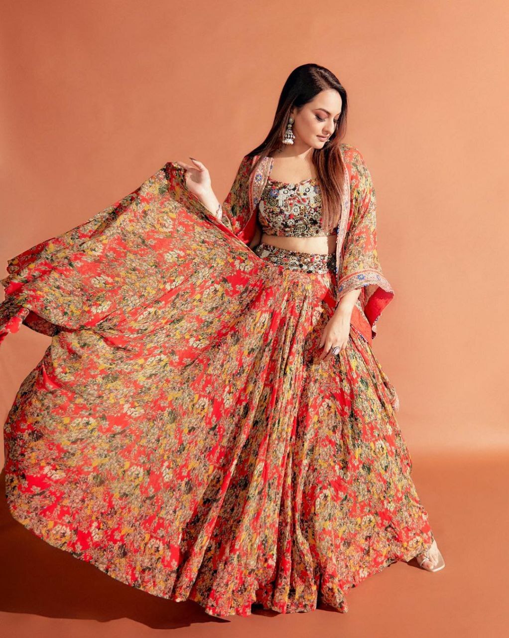 Sonakshi Sinha: పర్ఫెక్ట్ గ్లామర్ తో సర్‌ప్రైజ్‌ ఇస్తున్న దబాంగ్ హీరోయిన్.. స్టన్నింగ్ లుక్స్ వైరల్