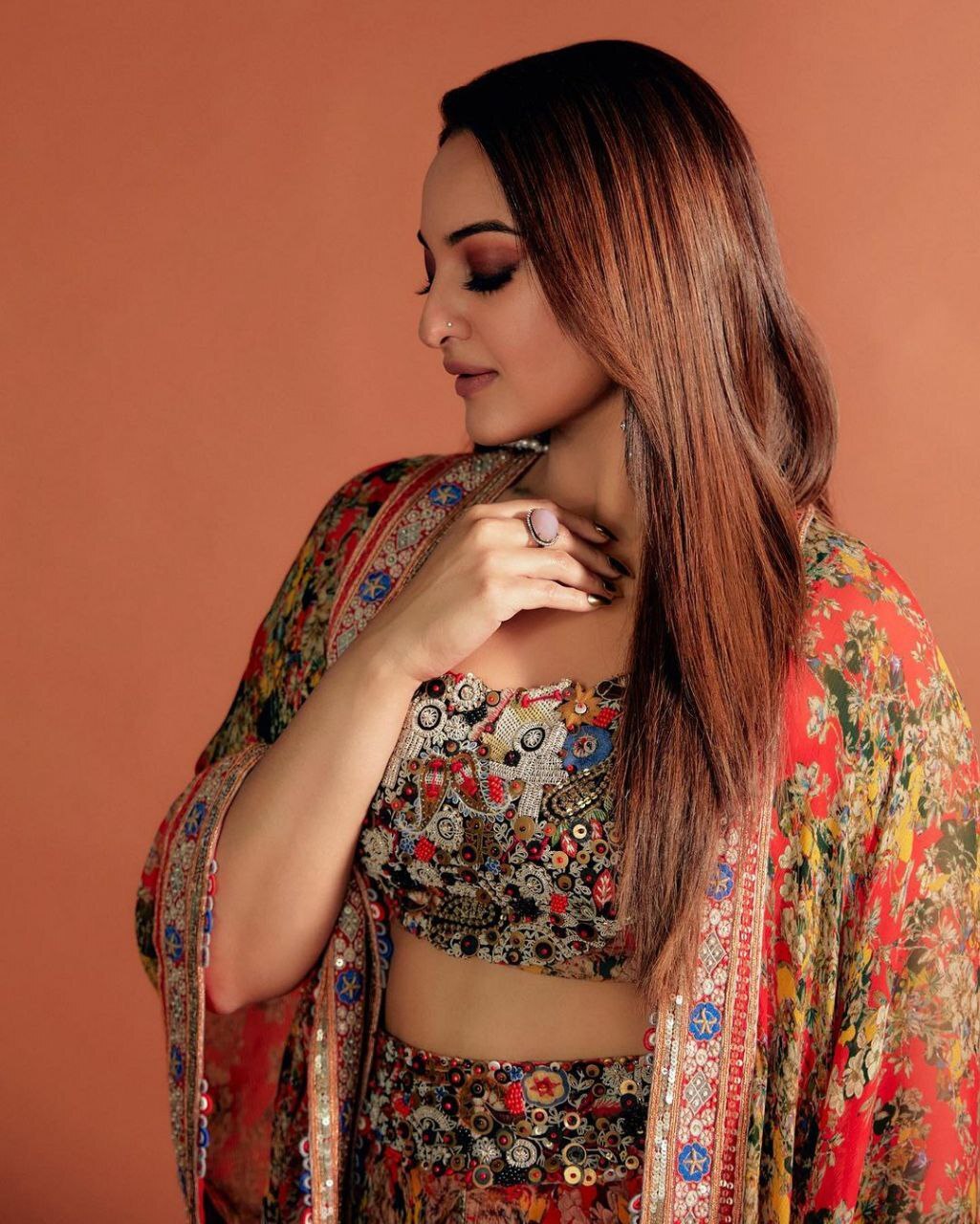 Sonakshi Sinha: పర్ఫెక్ట్ గ్లామర్ తో సర్‌ప్రైజ్‌ ఇస్తున్న దబాంగ్ హీరోయిన్.. స్టన్నింగ్ లుక్స్ వైరల్