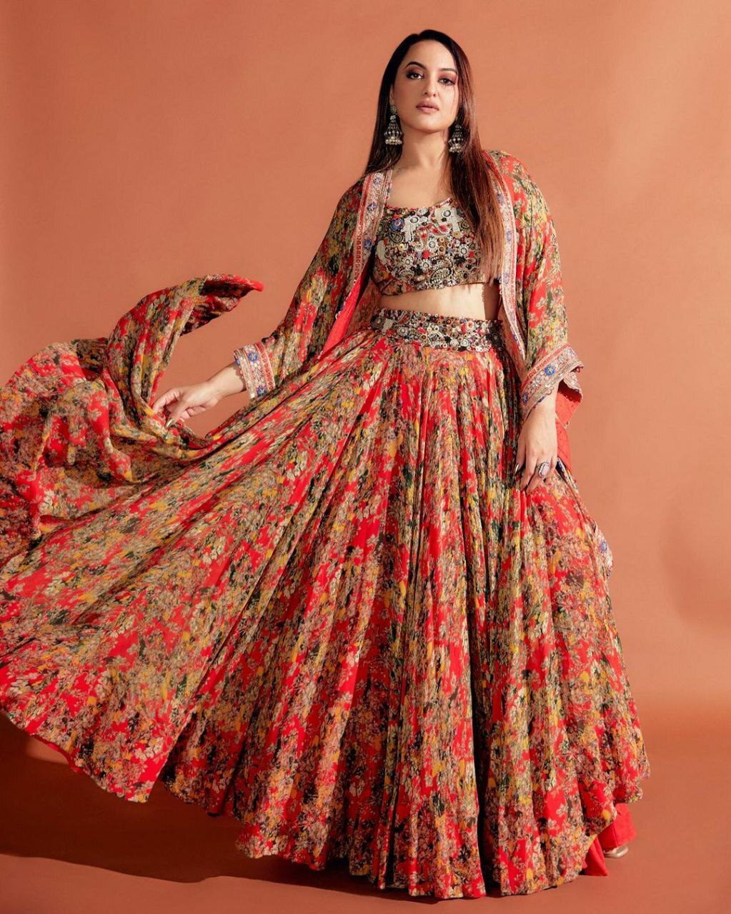 Sonakshi Sinha: పర్ఫెక్ట్ గ్లామర్ తో సర్‌ప్రైజ్‌ ఇస్తున్న దబాంగ్ హీరోయిన్.. స్టన్నింగ్ లుక్స్ వైరల్