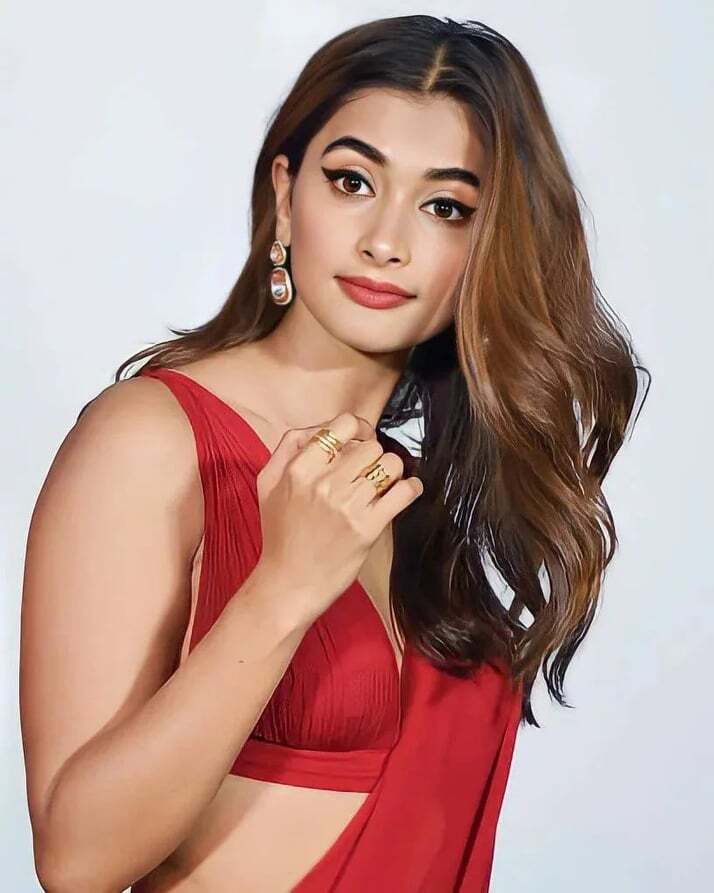 रेड हॉट साड़ी में पूजा हेगड़े ने ढाया कहर, सर्कस इवेंट के दौरान किलर लुक में दिखी हसीना 