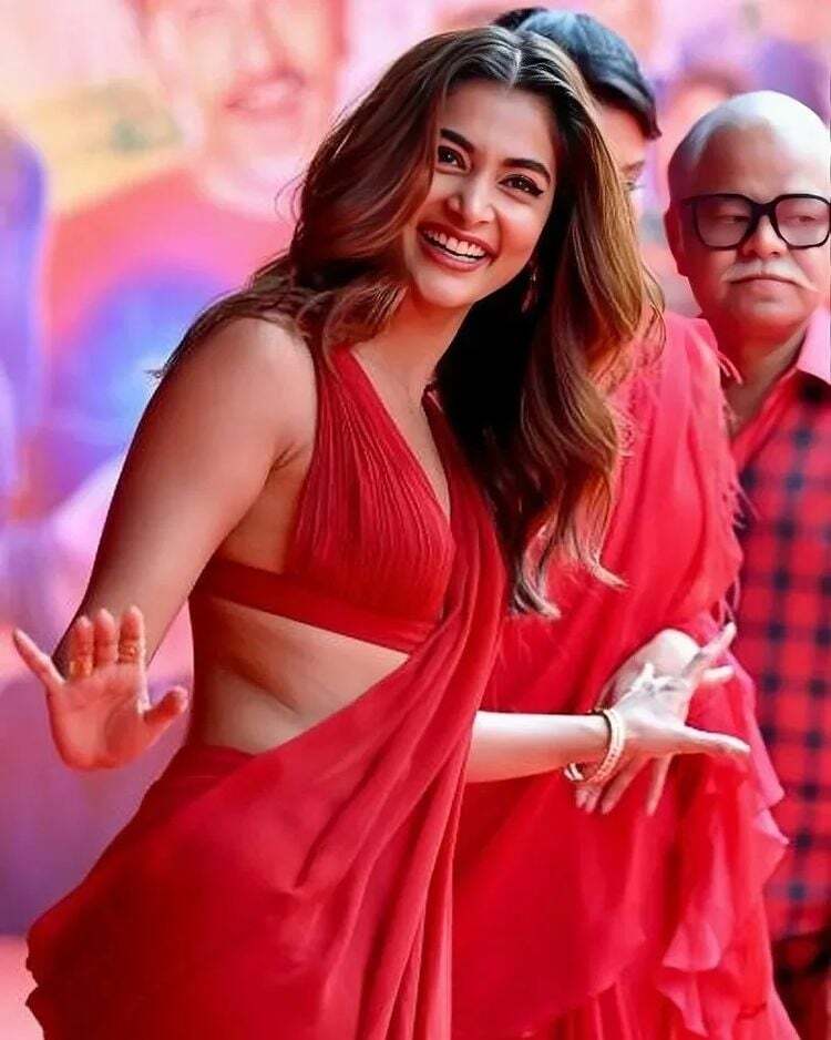 रेड हॉट साड़ी में पूजा हेगड़े ने ढाया कहर, सर्कस इवेंट के दौरान किलर लुक में दिखी हसीना 