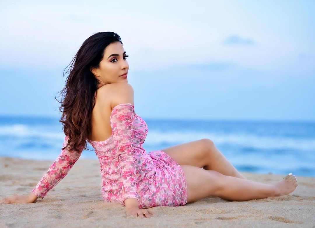 Actress Parvati Nair Enjoys Her Beach Vacation 2022
