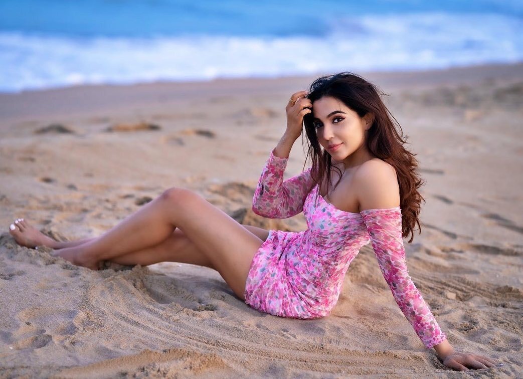 Actress Parvati Nair Enjoys Her Beach Vacation 2022