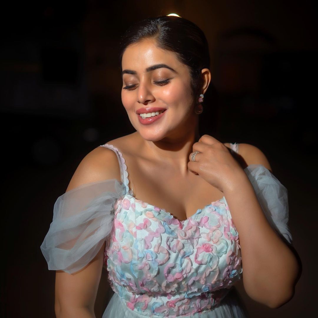 PHOTOS : திருமணத்திற்கு பிறகு ஆளே மாறிட்டாங்களே...பூர்ணாவை வர்ணிக்கும் ரசிகாஸ்!