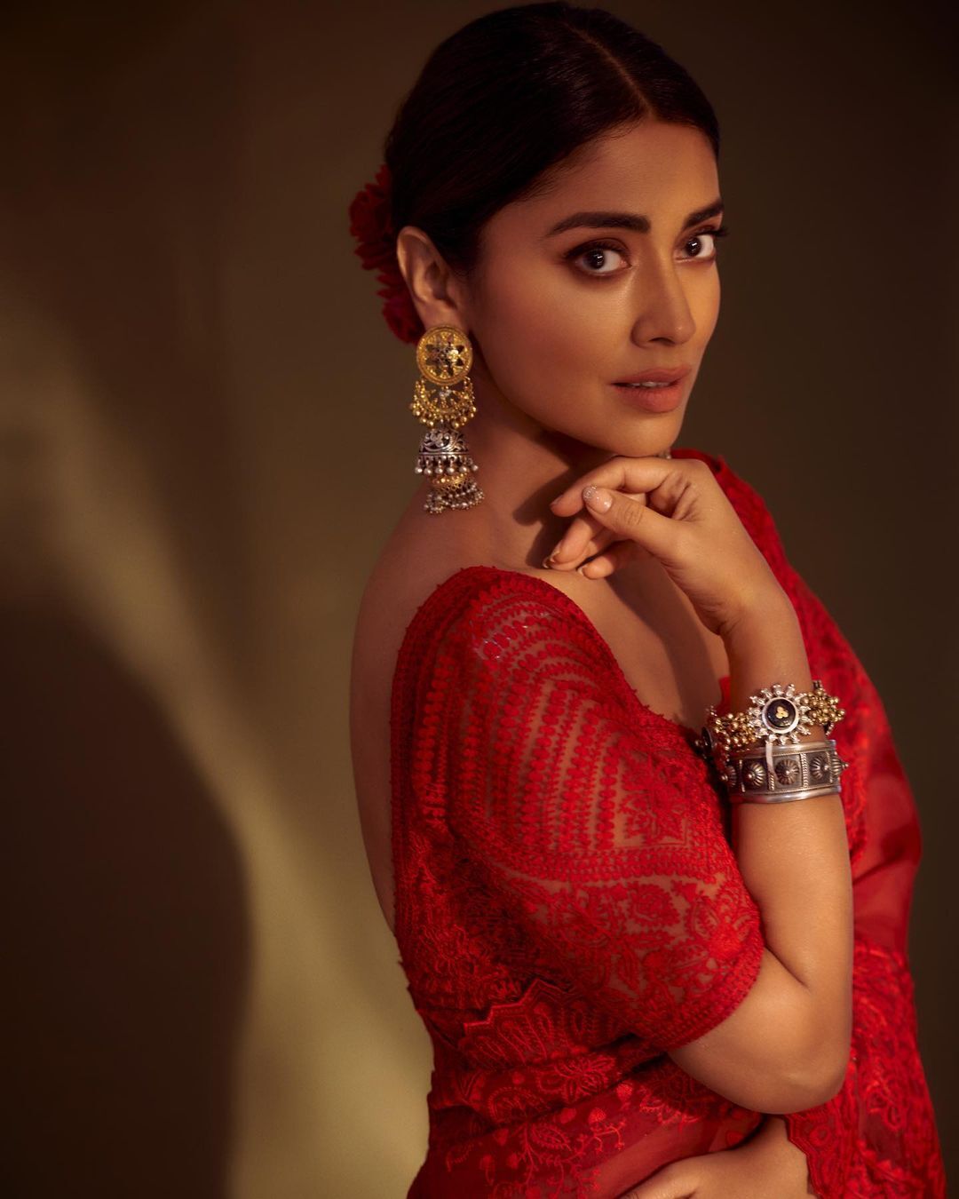 Shriya Saran: శ్రీయ సరన్ హాట్ ట్రీట్.. కొంటె చూపులతో అందాలను ఎరగా వేస్తూ పోజులు