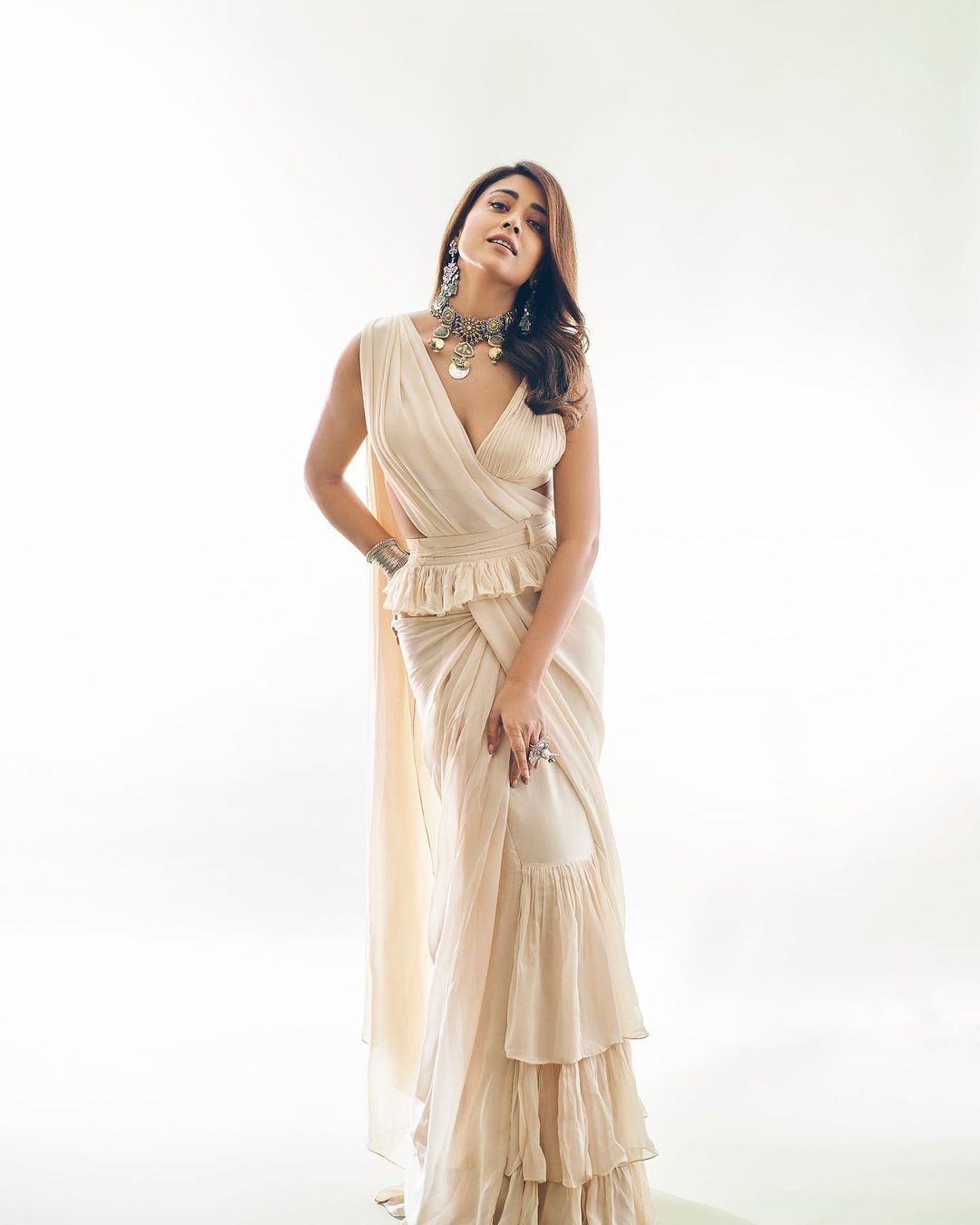 Shriya Saran: శ్రీయ సరన్ హాట్ ట్రీట్.. కొంటె చూపులతో అందాలను ఎరగా వేస్తూ పోజులు