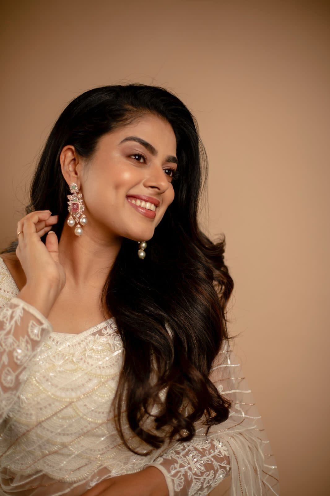 கன்னக்குழியில் ரசிகர்களுக்கு இடம் போட்டு வைத்த சித்தி இத்னானி..  கலக்கல் போட்டோஸ்!