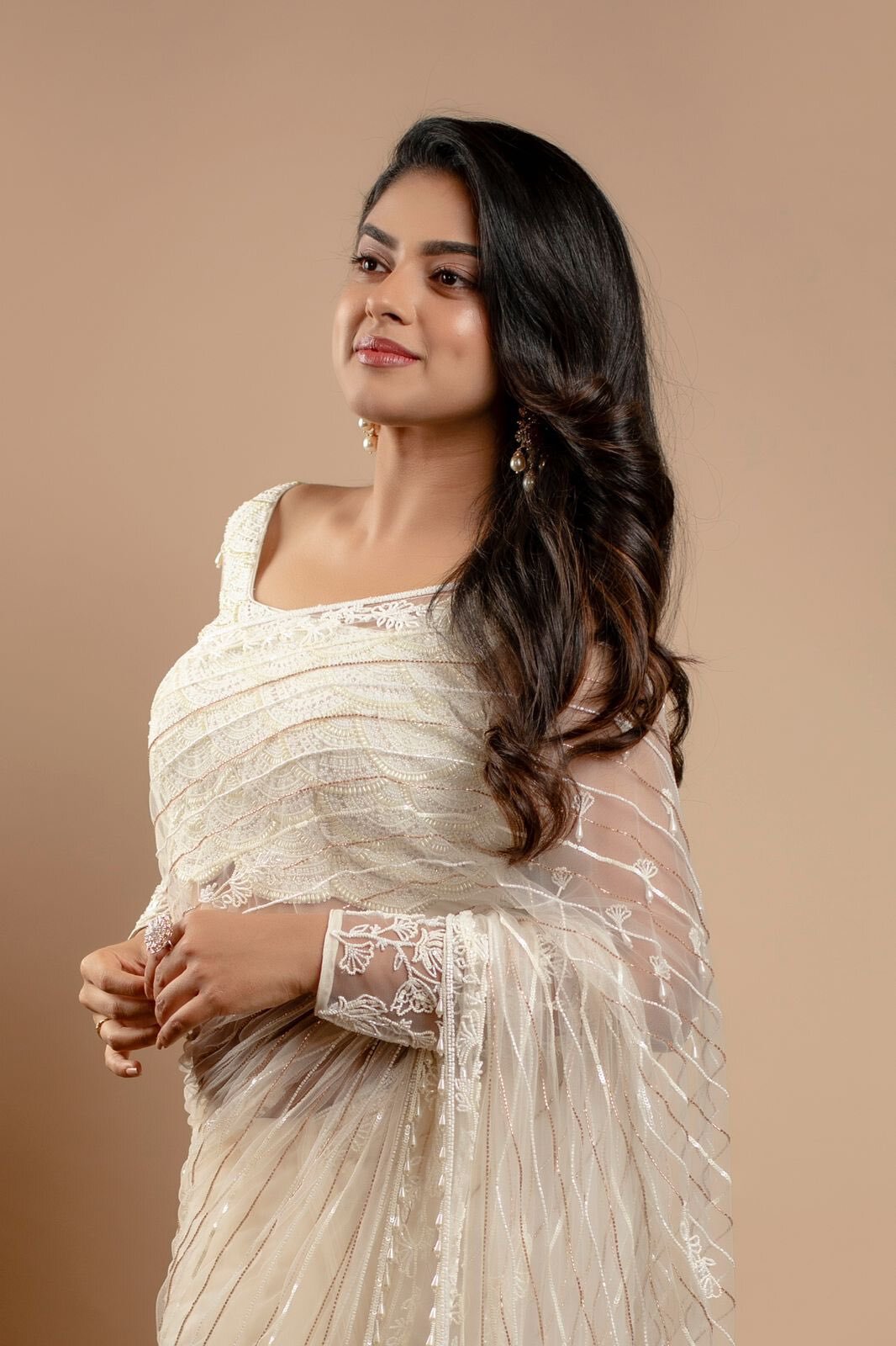 கன்னக்குழியில் ரசிகர்களுக்கு இடம் போட்டு வைத்த சித்தி இத்னானி..  கலக்கல் போட்டோஸ்!