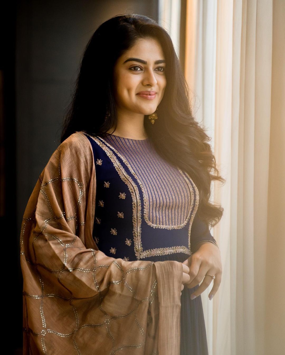 கன்னக்குழியில் ரசிகர்களுக்கு இடம் போட்டு வைத்த சித்தி இத்னானி..  கலக்கல் போட்டோஸ்!