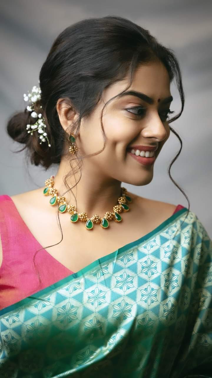 கன்னக்குழியில் ரசிகர்களுக்கு இடம் போட்டு வைத்த சித்தி இத்னானி..  கலக்கல் போட்டோஸ்!