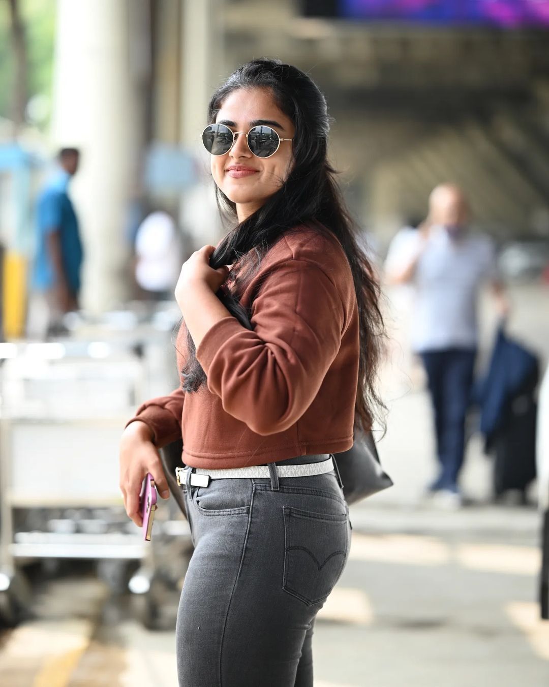 கன்னக்குழியில் ரசிகர்களுக்கு இடம் போட்டு வைத்த சித்தி இத்னானி..  கலக்கல் போட்டோஸ்!