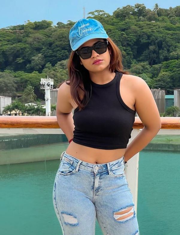 Swetha Naidu: శ్వేతా నాయుడు అందాల ఆరబోత.. అమాంతం షర్ట్ విప్పేసి మరీ!