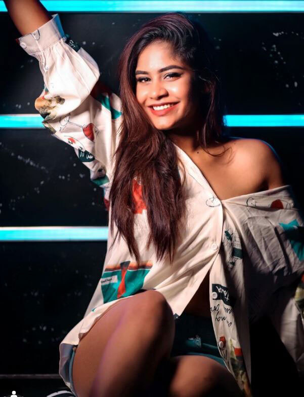 Swetha Naidu: శ్వేతా నాయుడు అందాల ఆరబోత.. అమాంతం షర్ట్ విప్పేసి మరీ!