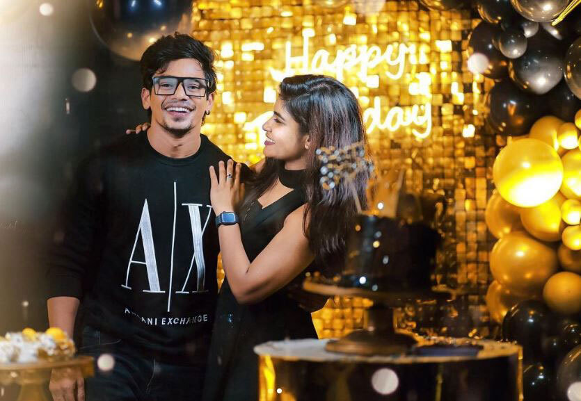 Swetha Naidu: శ్వేతా నాయుడు అందాల ఆరబోత.. అమాంతం షర్ట్ విప్పేసి మరీ!