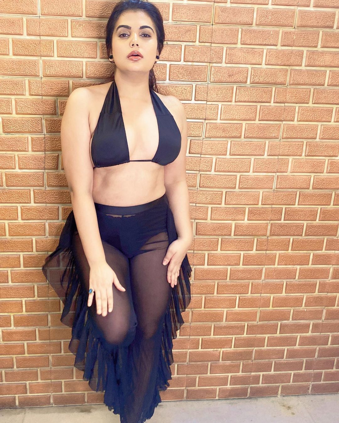 PHOTOS: மடை திறந்த வெள்ளம் போல கவர்ச்சி மழையில் கிறங்கடிக்கும் அனுபமா அக்னிஹோத்ரியின் ஹாட் பிக்ஸ்