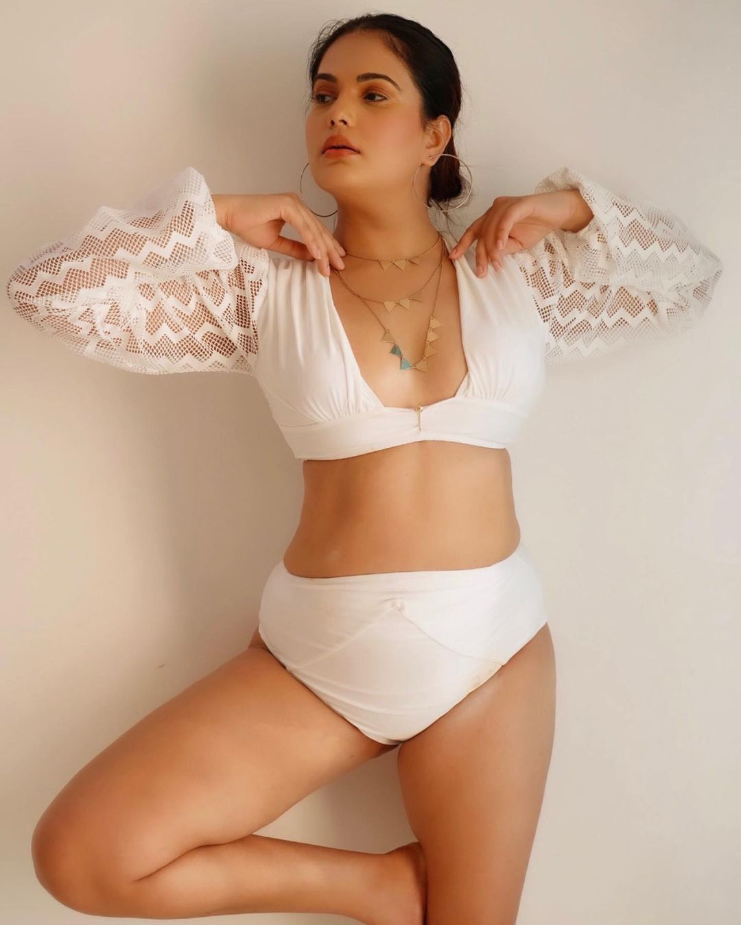 PHOTOS: மடை திறந்த வெள்ளம் போல கவர்ச்சி மழையில் கிறங்கடிக்கும் அனுபமா அக்னிஹோத்ரியின் ஹாட் பிக்ஸ்