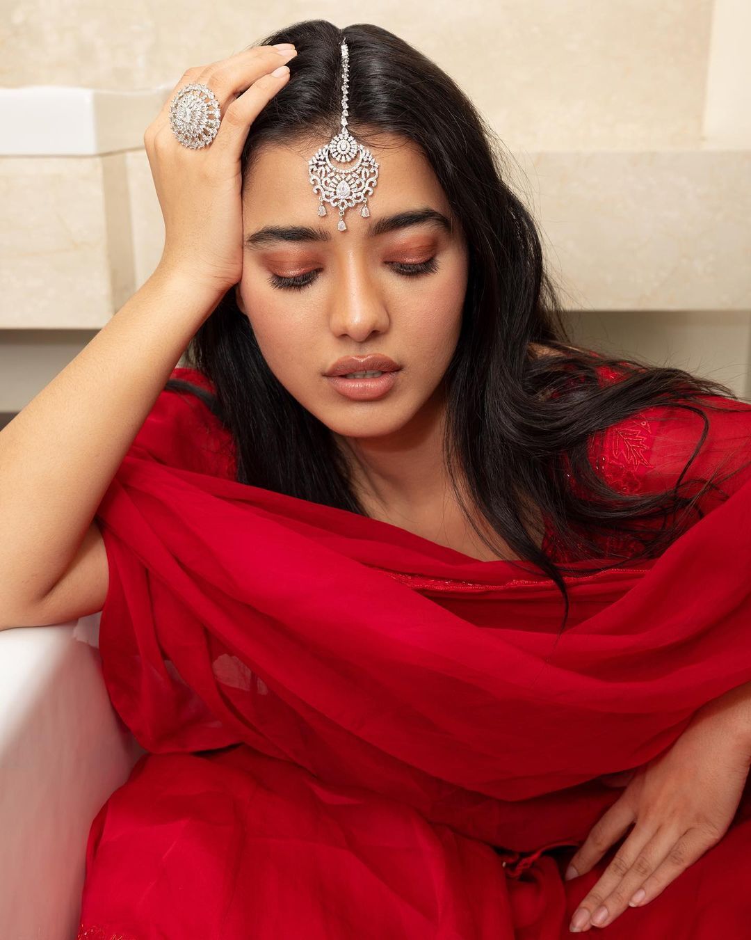 PHOTOS: பாத் டப்பில் கிளுகிளுவென திரட்டிய வெண்ணெய் மாதிரி கிறங்கடிக்கும் கெட்டிகா ஷர்மா