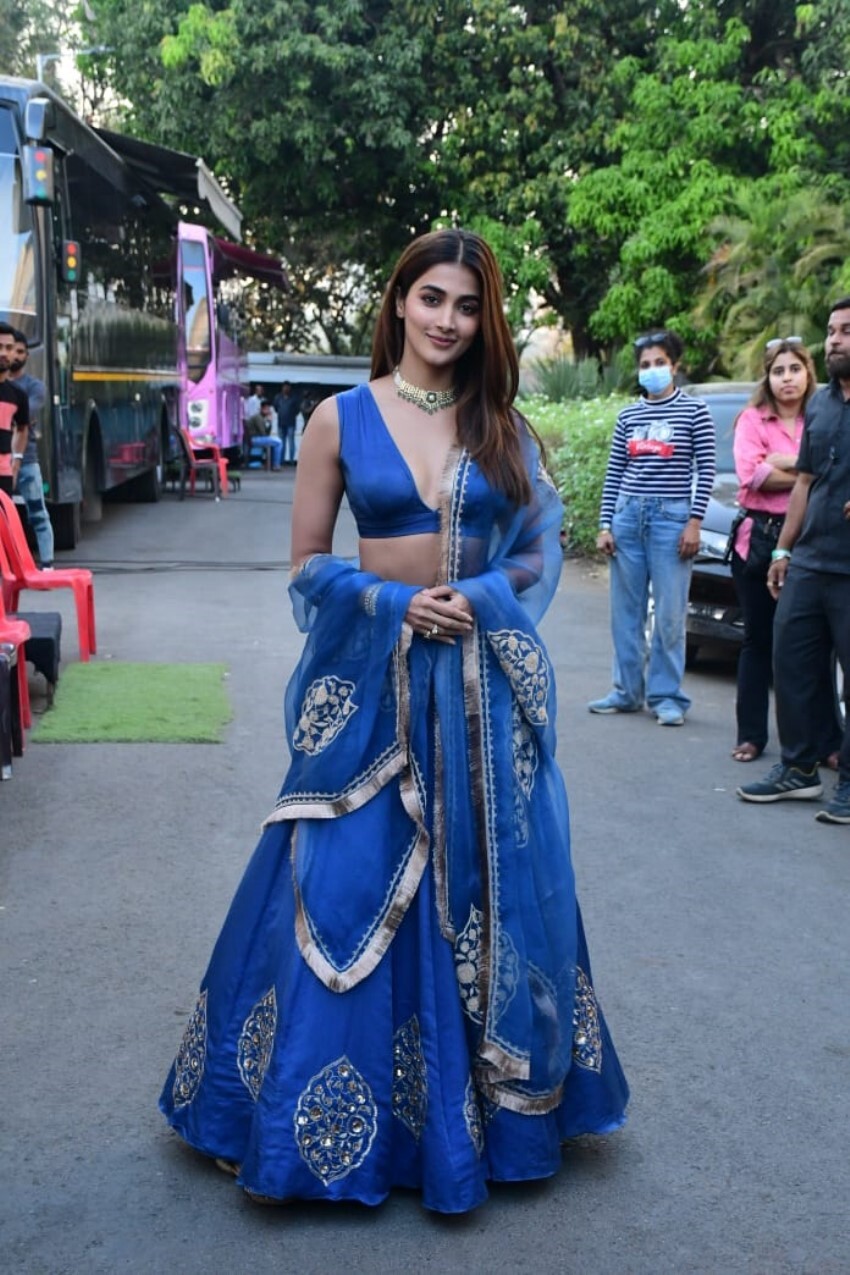 Ranveer Singh, Pooja Hegde, Jacqueline Fernandez, and the star cast of Cirkus promote the film on sets of The Kapil Sharma Show