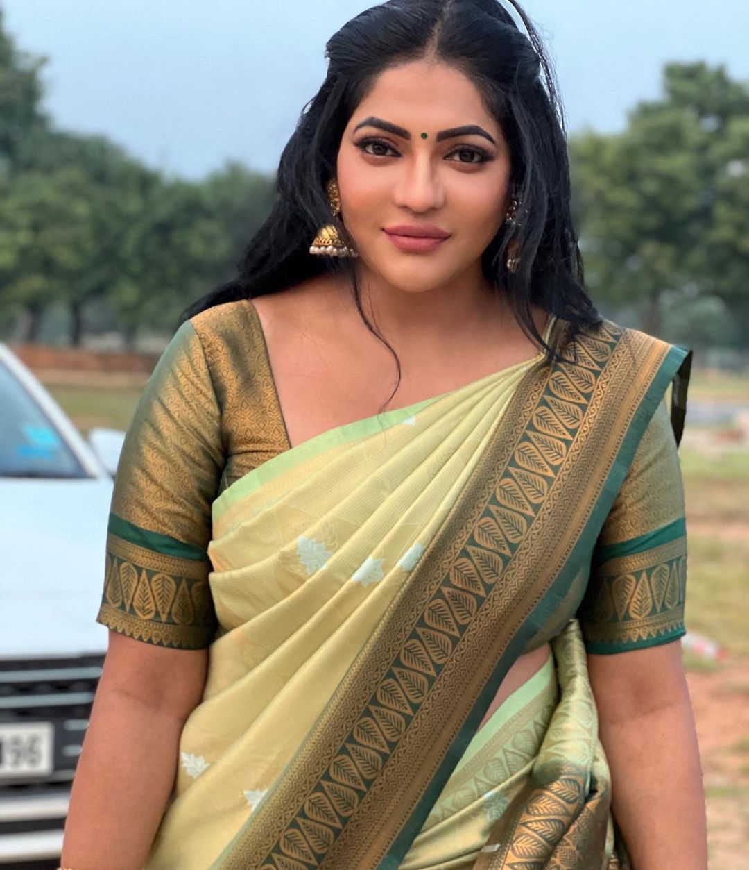 PHOTOS : சீ..சீ..என்ன பழக்கம் இது?சின்ன புள்ள போல..ரேஷ்மா பசுபுலேட்டியை கிண்டலடிக்கும் இளசுகள்!