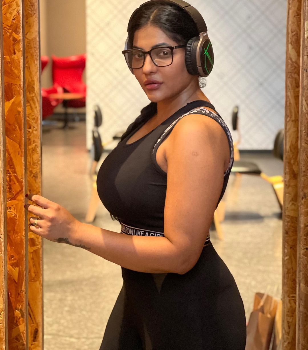 PHOTOS: ஆத்தாடி.. வெறித்தனமா வொர்க்கவுட் பண்ணுவாங்க போல.. டைட் ஜிம் சூட்டில் ரேஷ்மா பசுபுலேட்டி!