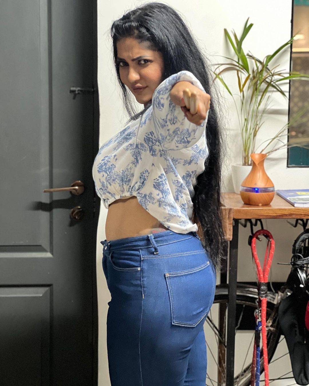 PHOTOS: ஆத்தாடி.. வெறித்தனமா வொர்க்கவுட் பண்ணுவாங்க போல.. டைட் ஜிம் சூட்டில் ரேஷ்மா பசுபுலேட்டி!