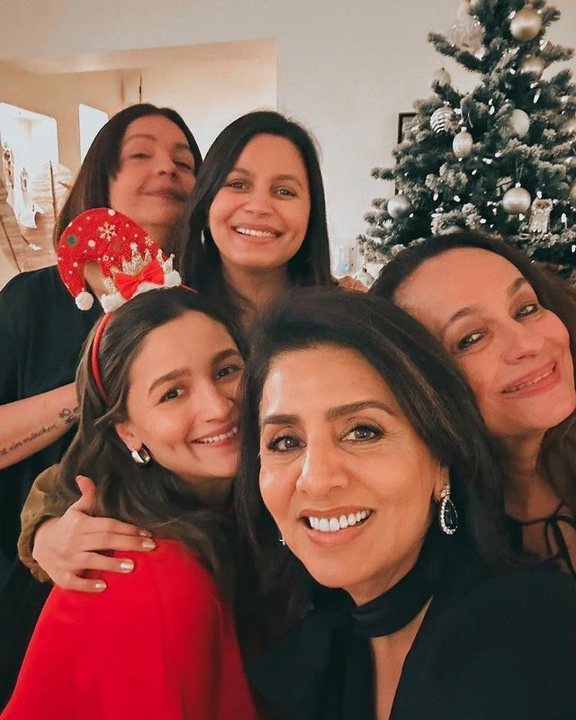 Romantic Moment of Ranbir Kapoor kissing wifey Alia Bhatt On the Eve OF Christmas Celebration 2022
