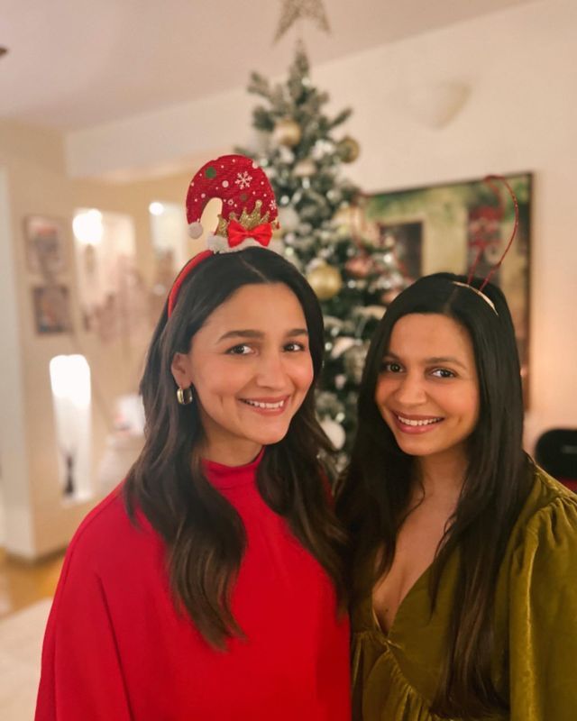 Romantic Moment of Ranbir Kapoor kissing wifey Alia Bhatt On the Eve OF Christmas Celebration 2022