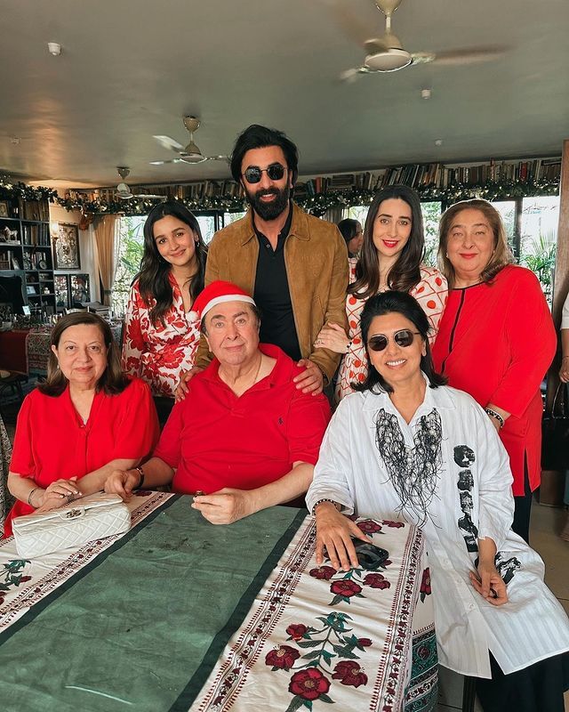 Romantic Moment of Ranbir Kapoor kissing wifey Alia Bhatt On the Eve OF Christmas Celebration 2022