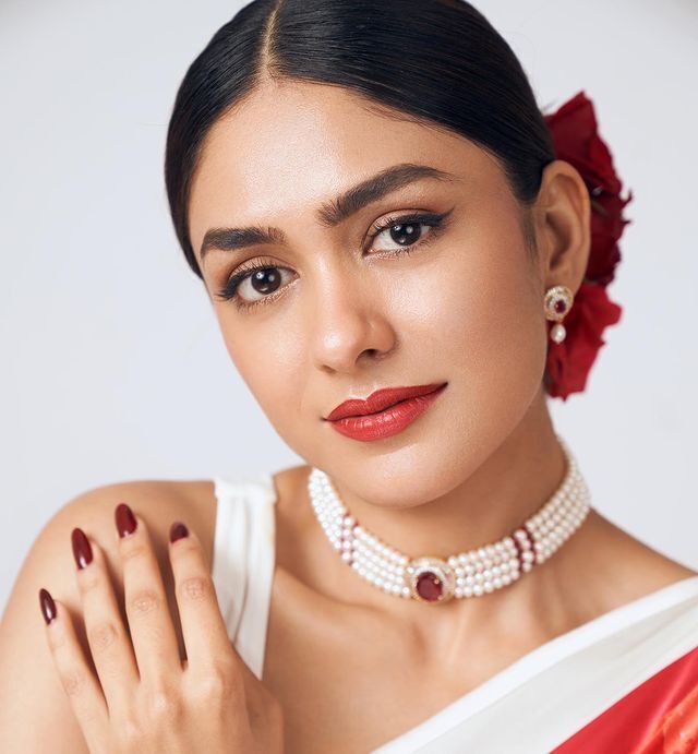 ಹಳದಿ ಲೆಹಂಗಾದಲ್ಲಿ ಮೃಣಾಲ್ ಠಾಕೂರ್ ಚಿತ್ರಗಳು 