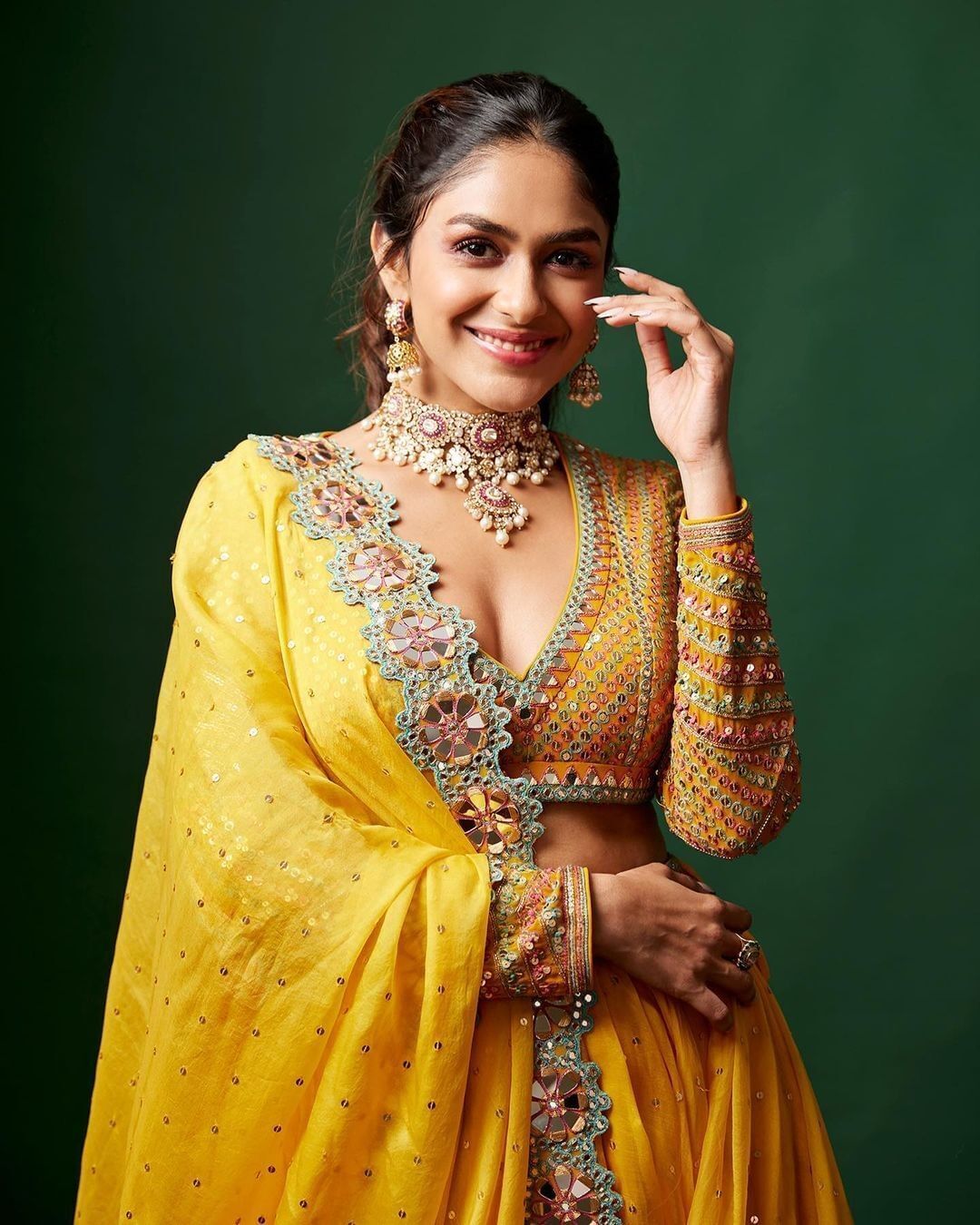 ಹಳದಿ ಲೆಹಂಗಾದಲ್ಲಿ ಮೃಣಾಲ್ ಠಾಕೂರ್ ಚಿತ್ರಗಳು 
